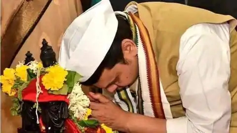 मुख्यमंत्री फडणवीस आपल्या घरी विठ्ठलाची पूजा करताना