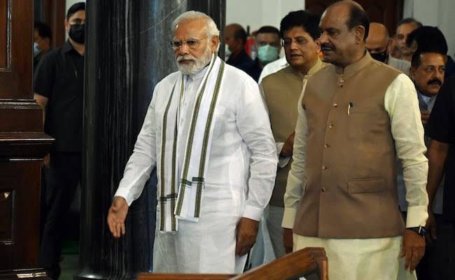राजाचा पोपट निपचित पडलाय….
